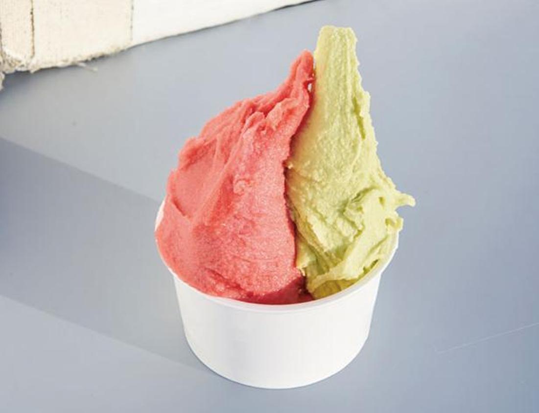 gelato rasa raspberry dan pistachio