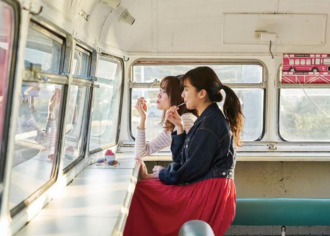 Anda bisa melihat pemandangan Laut Genkai yang menawan dari lantai dua bus. 