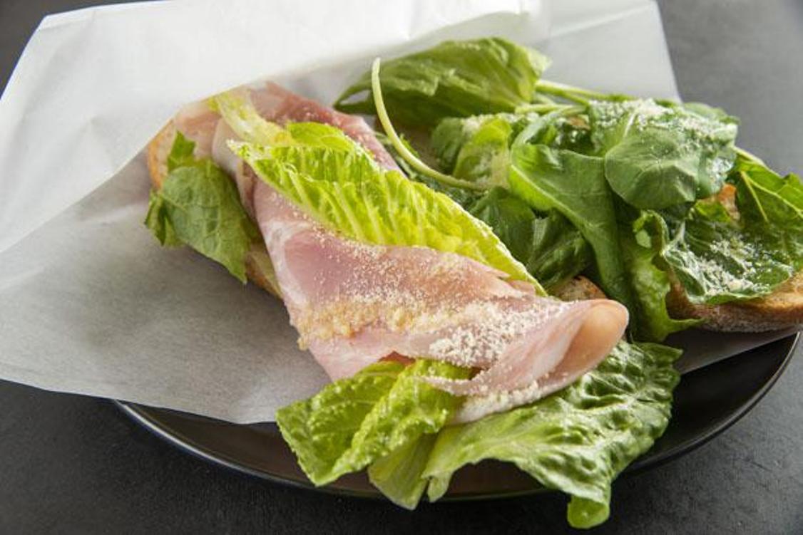 Cascroute Caesar Salad (650 yen) dipenuhi banyak sayuran yang sedang musim dan dibumbui dengan minyak zaitun dan keju parmesan. 