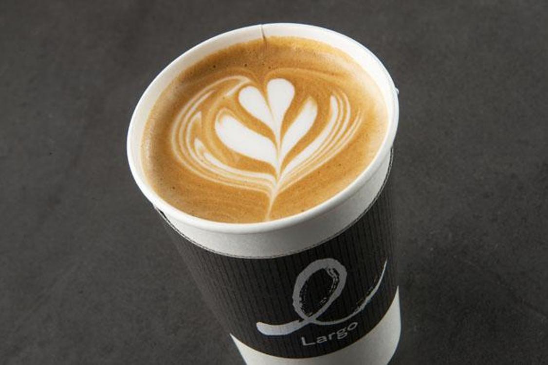 Café Latte (550 yen) menggunakan biji kopi berkualitas tinggi