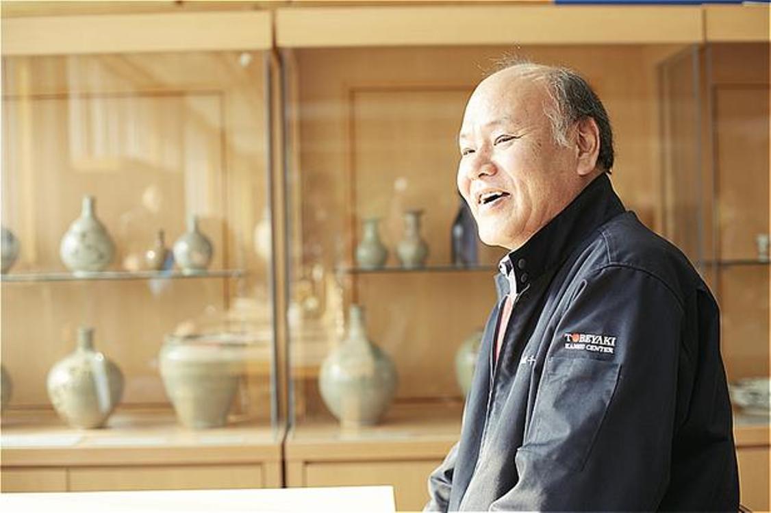 Presiden Akira Izumimoto dari Tobe-yaki Cooperative berbicara mengenai masa lalu, masa sekarang, dan masa depan dari Tobe-yaki.