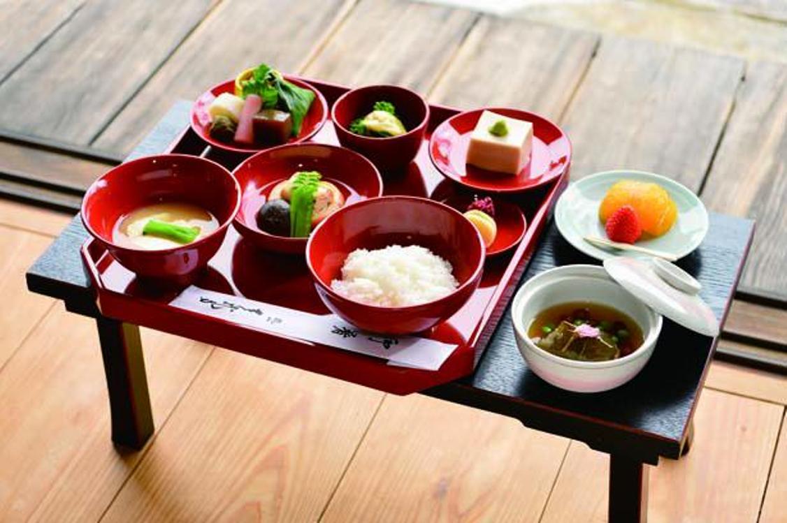 Yuki (3.300 yen) sebagian besar terbuat dari bahan musim semi dan terdiri dari satu sup dan lima makanan. Tambahan biaya 500 yen jika ingin memasuki area taman. 