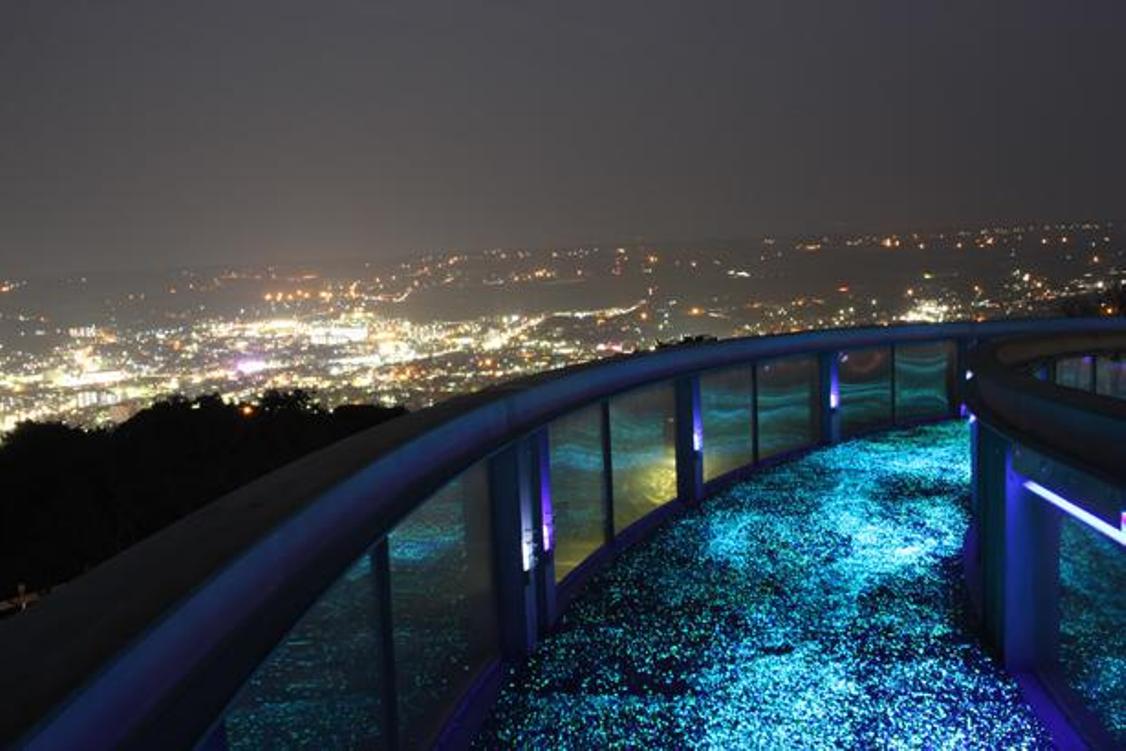 Lantai terrace akan dijadikan iluminasi saat malam hari. Bentuk iluminasinya seperti sungai bintang. 
