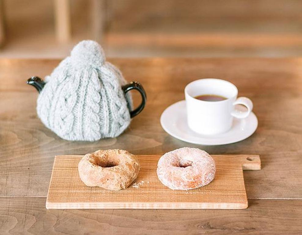 Donut Set (658 yen), Anda bisa pesan satu donat dan minuman. Anda bisa membelinya untuk dibawa pulang. 