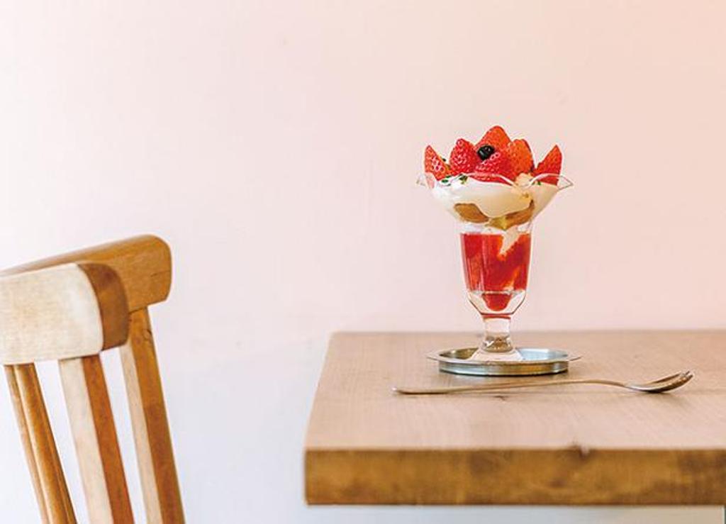 Strawberry Parfait (1.382 yen) buatan sendiri dari stroberi yang dihasilkan di perkebunan Itoshima dan Karatsu. Pada musim panas, Anda bisa memesan es serut juga. 