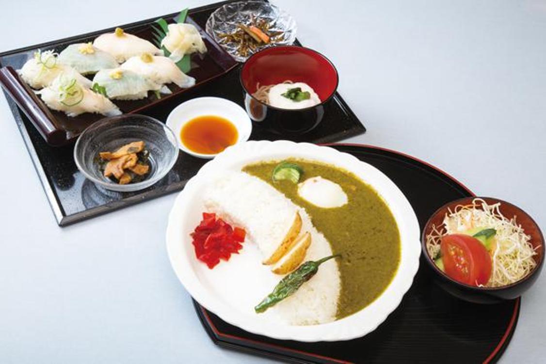 Royal Fish Sushi seharga 1.800 yen (foto di belakang) dan Shin Toyone Dam Curry seharga 940 yen (foto di depan)