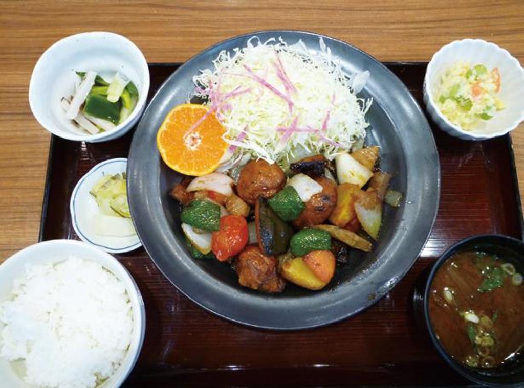 Chouzame (Sturgeon) Set (1.000 yen) merupakan set menu yang memberikan Anda rasa umami dari bakso ikan sturgeon dengan cuka.