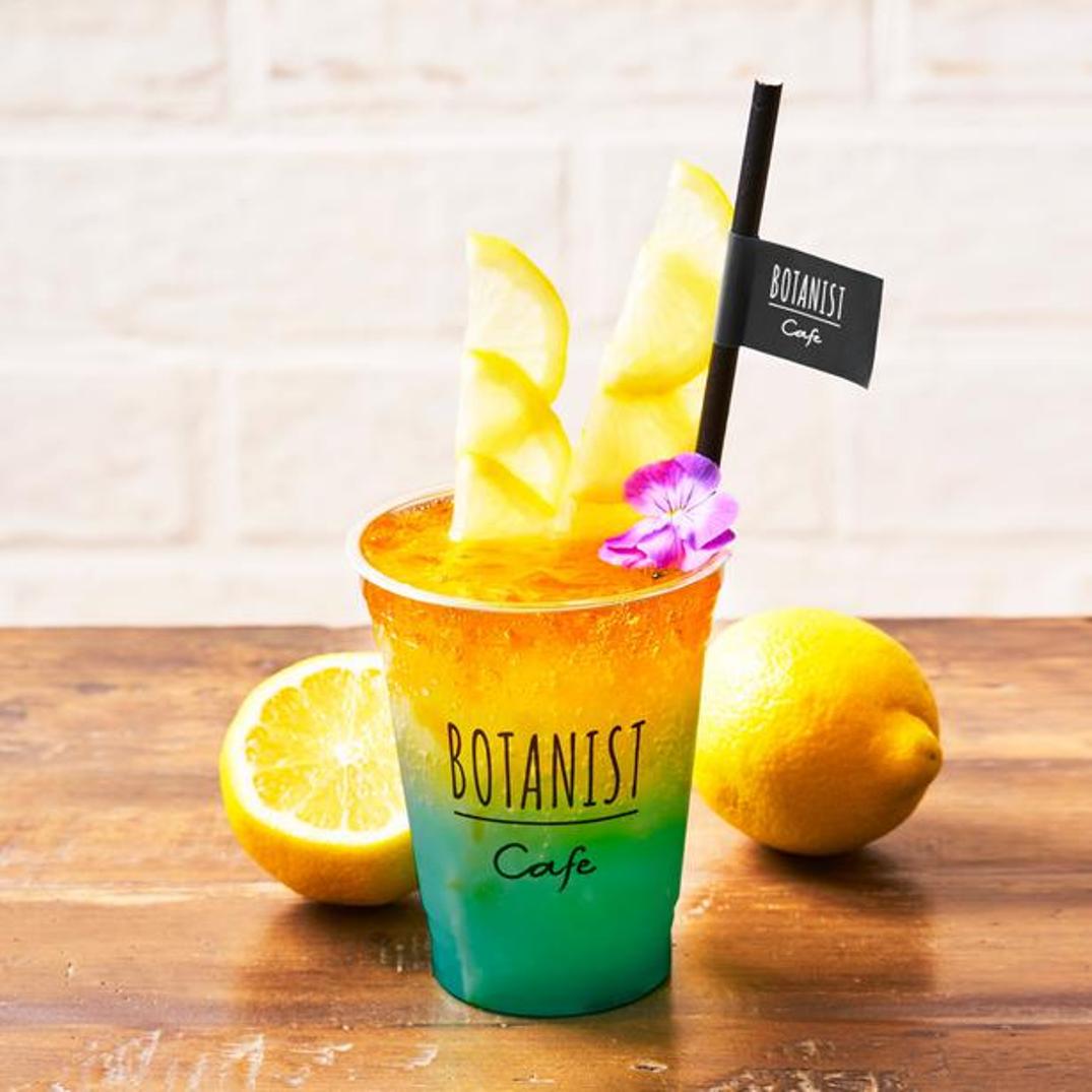 “BOTANICAL MOCKTAIL VITA-CARRIBEAN” (800 yen). Warna biru dan oranye yang cerah pas dengan suasana musim panas.