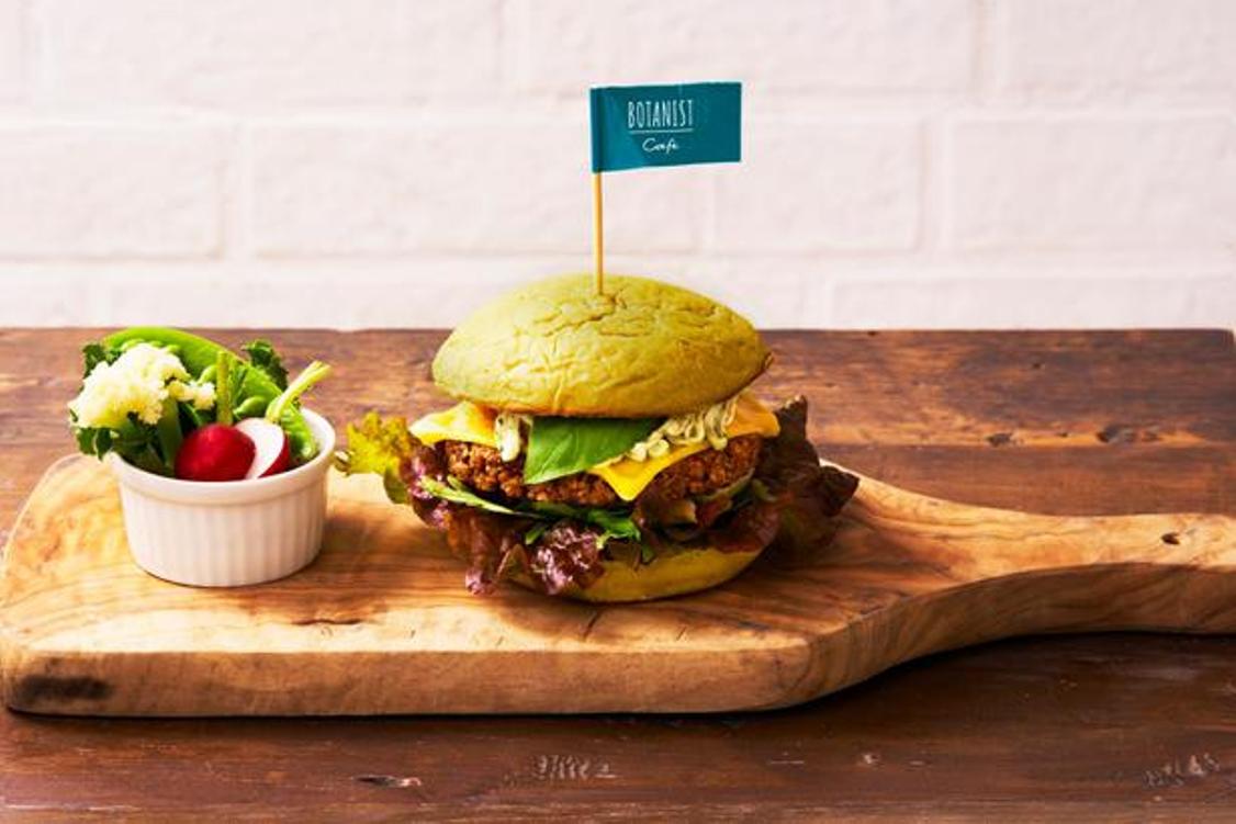 “BOTANICAL CHILL BURGER” (1400 yen) adalah burger untuk vegan yang dihidangkan bersama dengan tanah yang bisa dimakan dan sayuran.