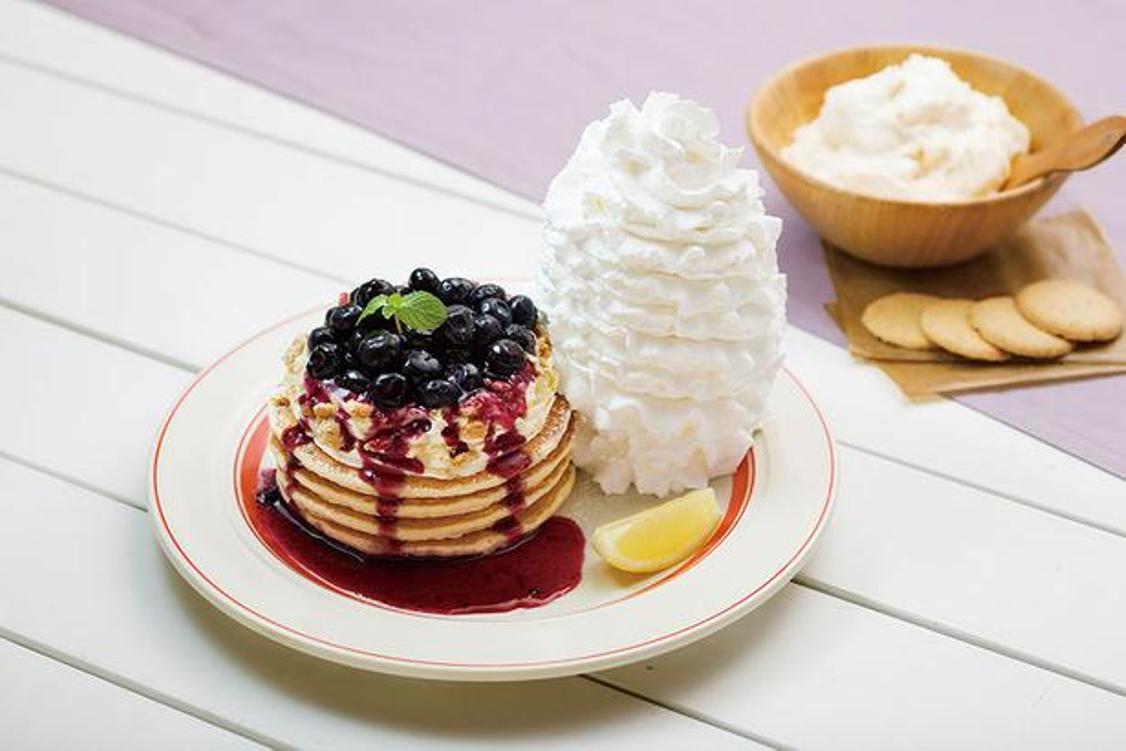 Pilihan makanan dan kue manisnya pun ada banyak. Salah satunya hidangan “Blueberry Rare Cheese Pancake” dari kafe EggsnThings seharga 1.598 yen