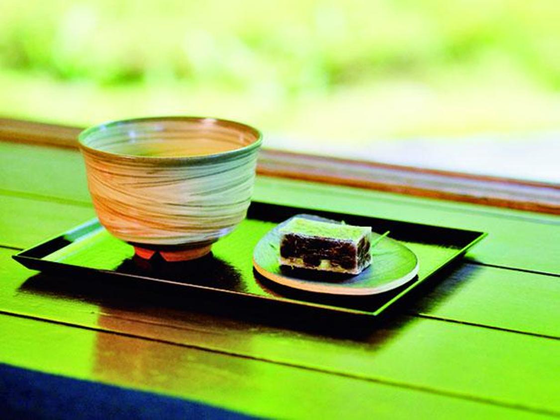 Nikmati secangkir teh hijau dengan manisan Jepang (1.000 yen) sambil menikmati panorama indah bak lukisan. 