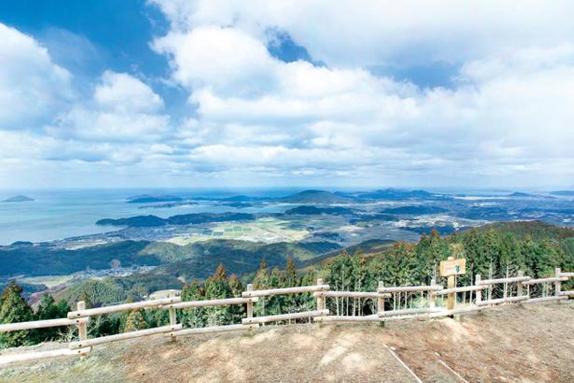 Menikmati panorama spektakuler tanpa ada halangan. Ada bangku kayu tempat kami bisa bersantai sejenak setelah naik kendaraan. 