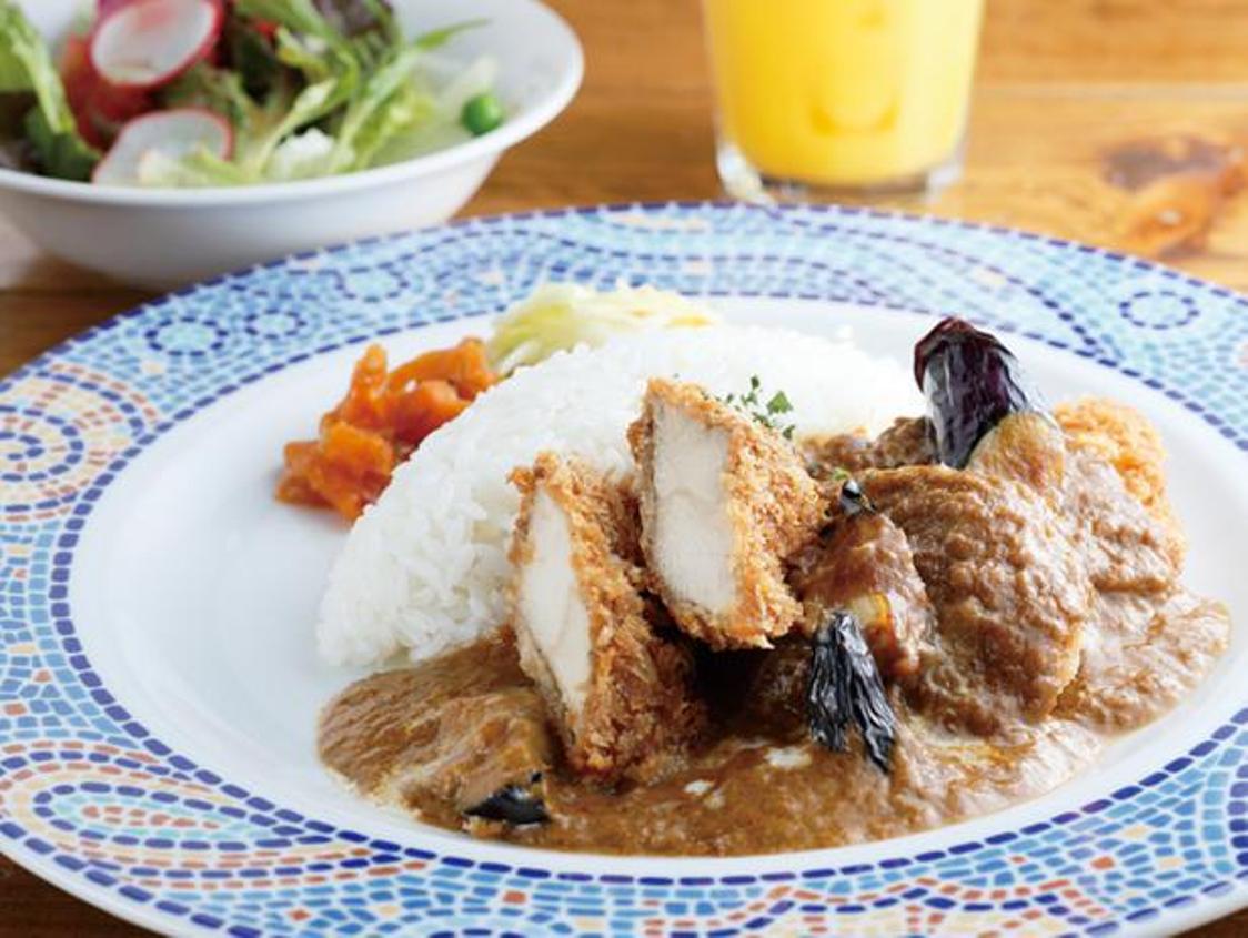 Kari kelapa dengan Potongan Daging Ayam Pedas (1.250 yen) sudah termasuk salad, tersedia pada hari kerja. Untuk menambah minuman dikenakan biaya seharga 200 yen.