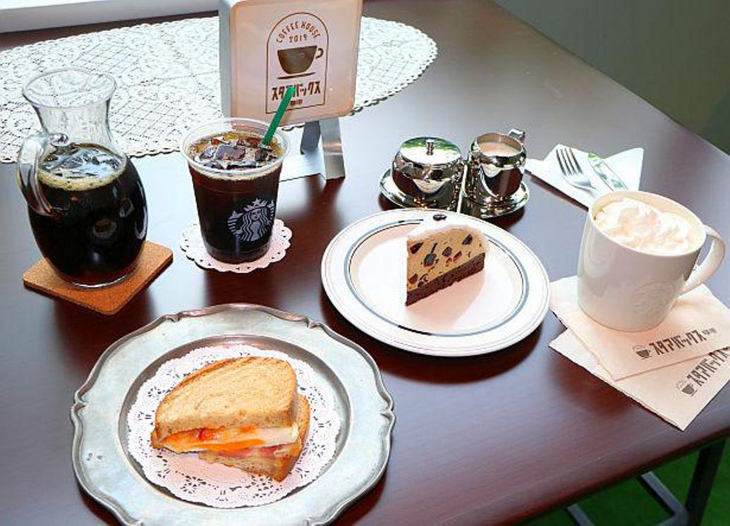 Dari Kiri ke Kanan: Cold Brew Coffee, Ham and Egg Hot Sandwich, Coffee Jelly Cake, dan Wiener Coffee