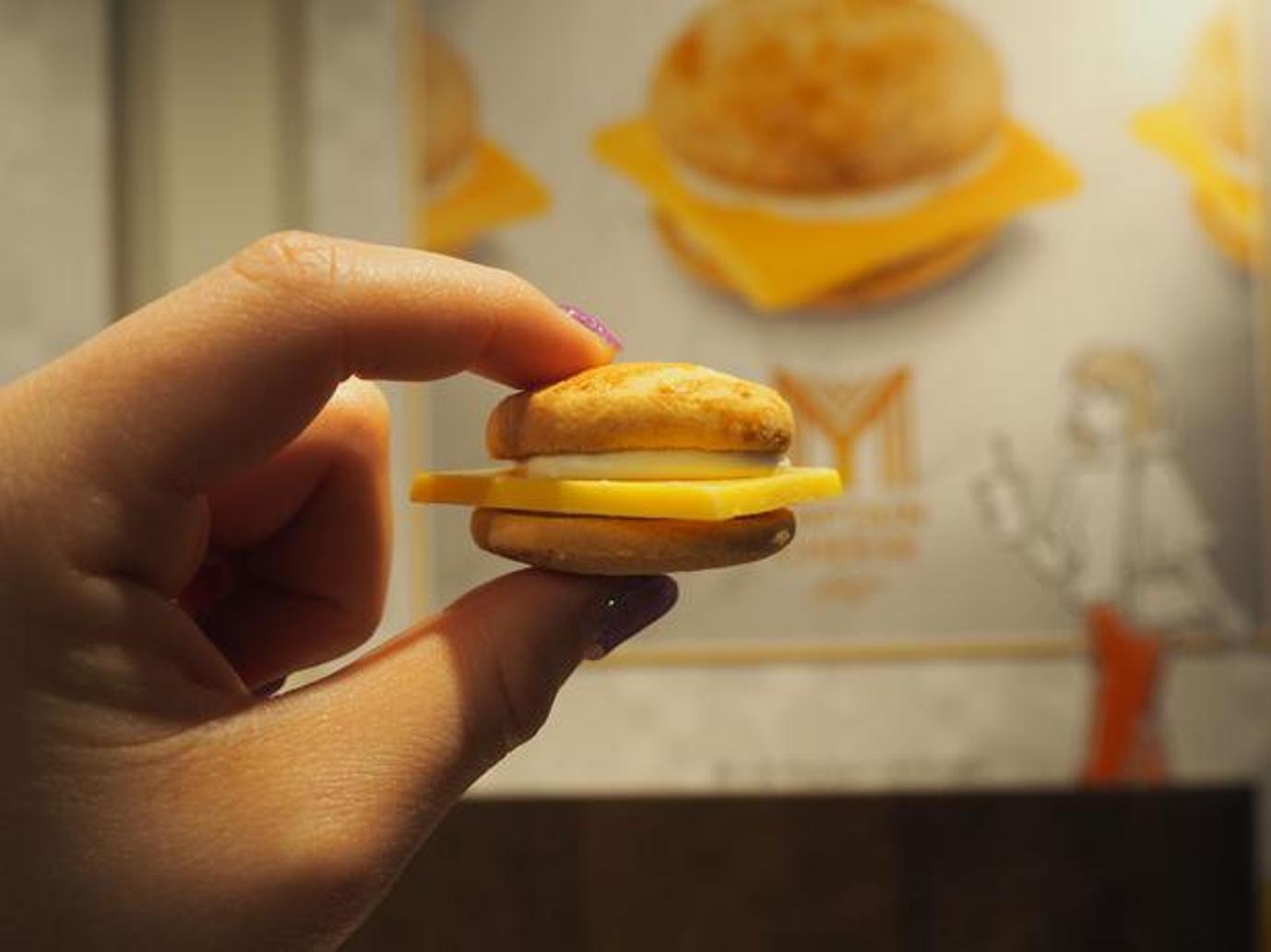 Camilan berbentuk cheeseburger yang kecil ini begitu kawaii (menggemaskan)!