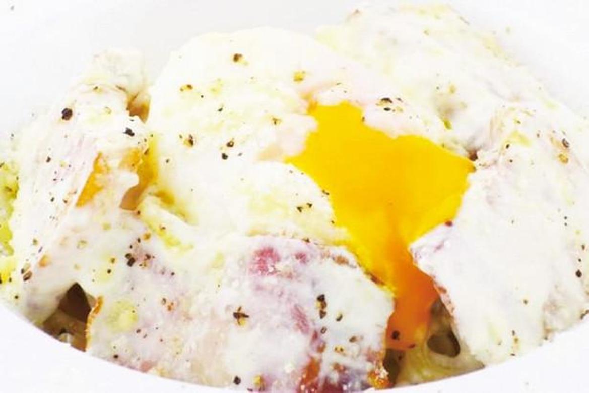 Menu paling populer, Carbonara dengan topping daging babi asap ukuran tebal dan telur produksi dari dataran tinggi Asagiri (1.490 yen)