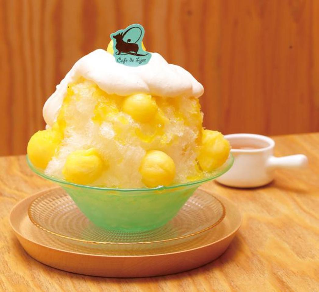 Confiture (sejenis selai) tanpa gula yang hanya dibuat dari potongan buah segar dan liqueur (sejenis alkohol manis) ini disiramkan ke atas es serut Golden Pineapple and Lychee. 