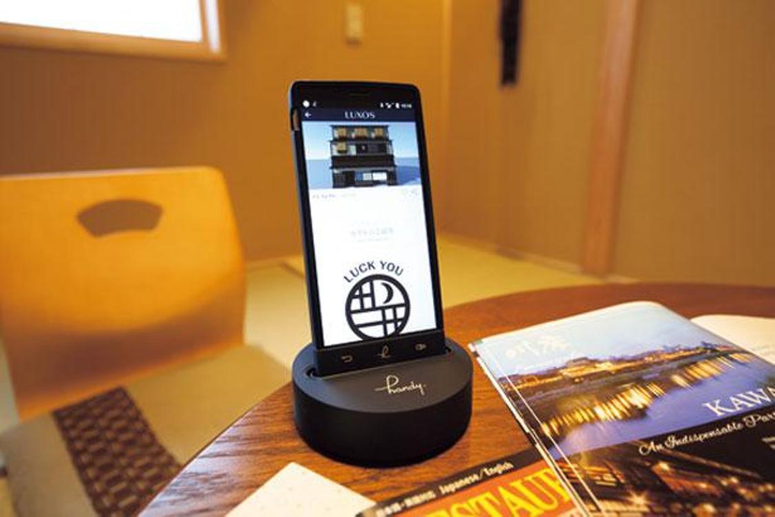 Sebuah smartphone yang bisa kamu bawa keluar dari hotel, tersedia di setiap kamar. Kamu bisa menggunakannya sebagai pocket Wi-Fi.