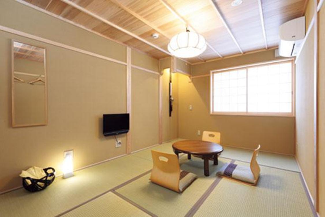 “Shion”, kamar untuk tiga orang, memiliki lantai tatami dan ruangan yang tidak terlalu luas dengan interior bergaya Jepang. 