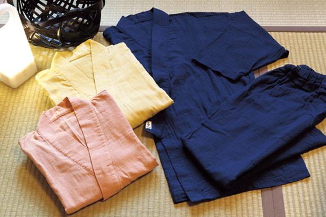 Baju tidur bergaya samue (baju kerja ala pendeta Buddha) yang terbuat dari bahan double gauze (kain gauze yang ditumpuk menjadi dua lapis).
