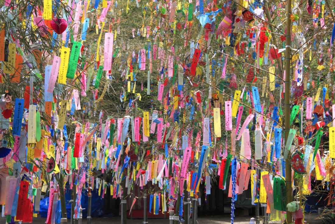 Kertas-kertas digantung saat Festival Tanabata 