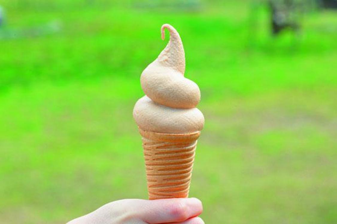 The Royal Milk Tea Soft Cream (378 yen) merupakan es krim jenis soft-serve yang padat dan juga terbuat dari daun teh. 