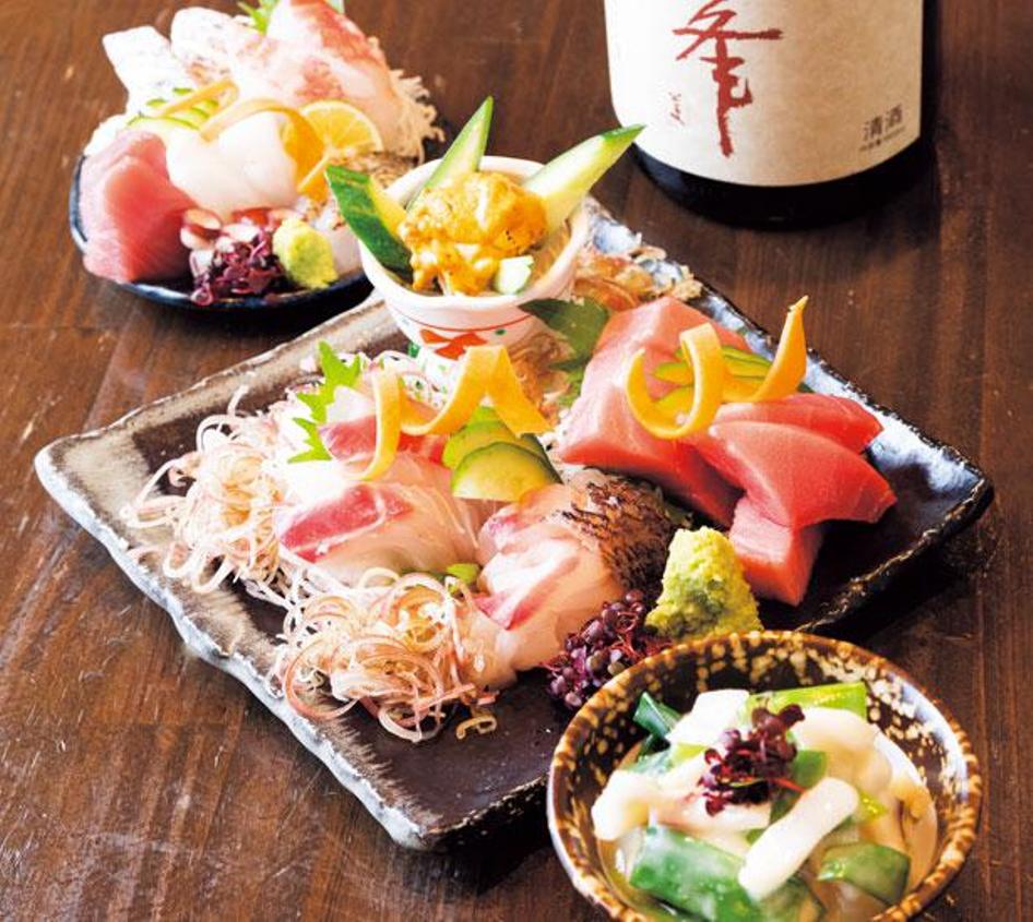 Nikmati sashimi dengan bahan yang sedang musim dengan Spring Special Platter (Medium 2.041 yen).