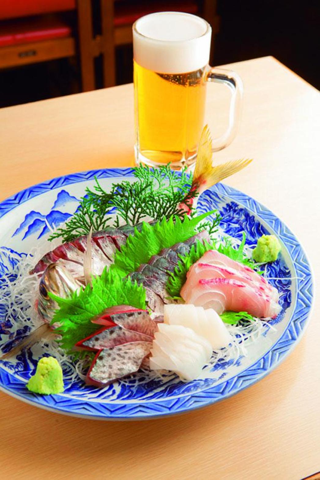 Aji (ikan horse mackerel) no Sugata (seafood yang disiapkan dengan cara tetap menjaga bentuk aslinya) dengan Assorted Sashimi