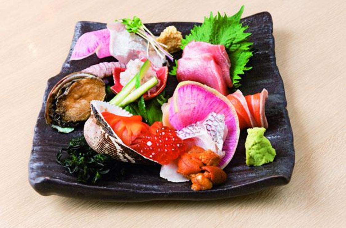 Jou sashimi (1.059 yen per porsi). Potongan tebal dari delapan jenis seafood mentah termasuk abalon dan bulu babi.  