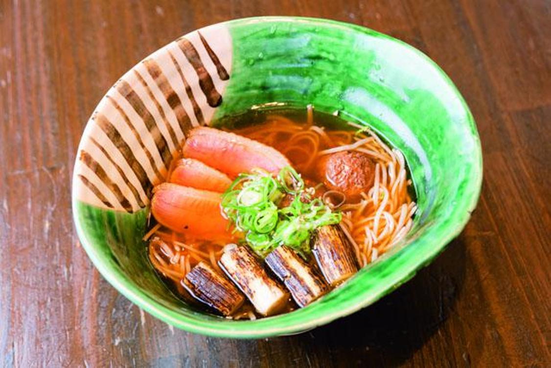 Soba porsi kecil seperti Kamo Namban (1.393 yen) cocok dinikmati sebagai makanan penutup saat minum-minum di malam hari. 