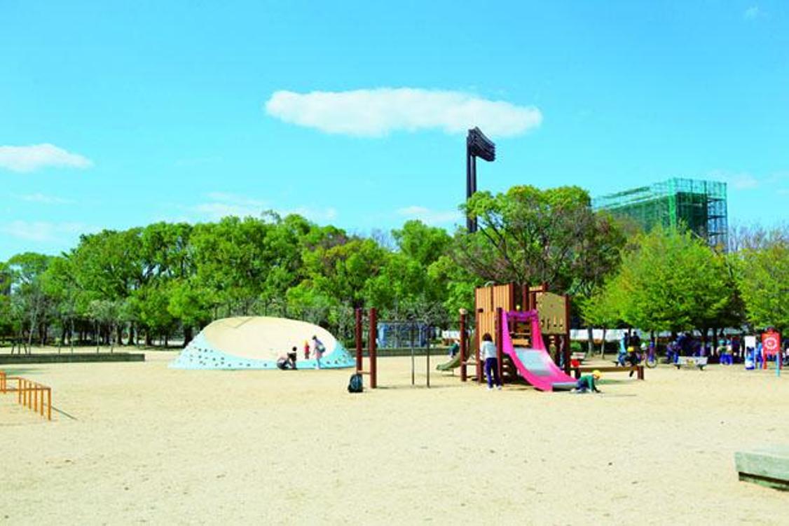 Ada empat tempat bermain untuk anak-anak di dalam taman