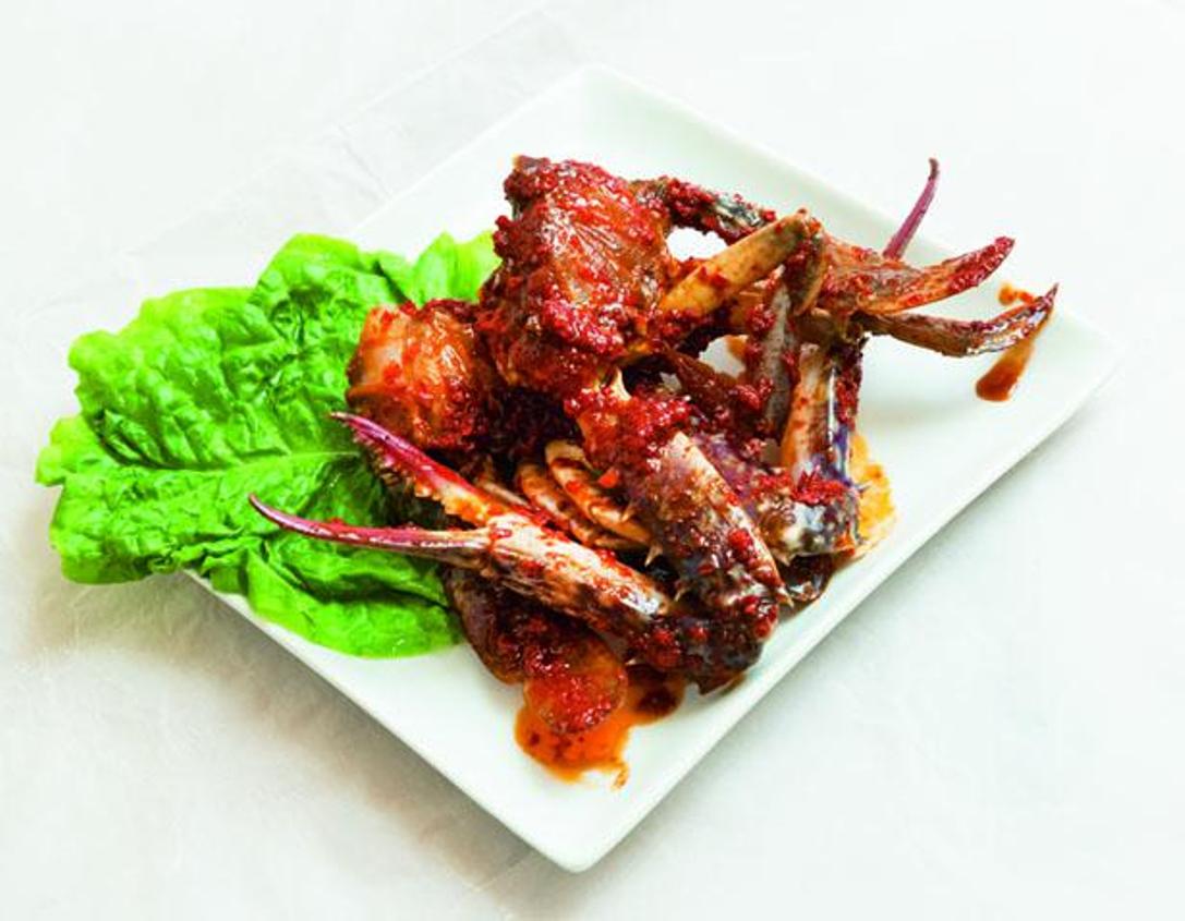 Live Crab Gejang (626 yen) terdiri dari kepiting blue crab dan saus pedas lada cabai. 