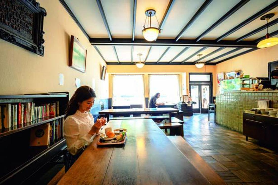 Dekorasi interior dipilih dengan seksama, seperti meja panjang yang sudah ada di kafe ini sejak kali pertama buka. 