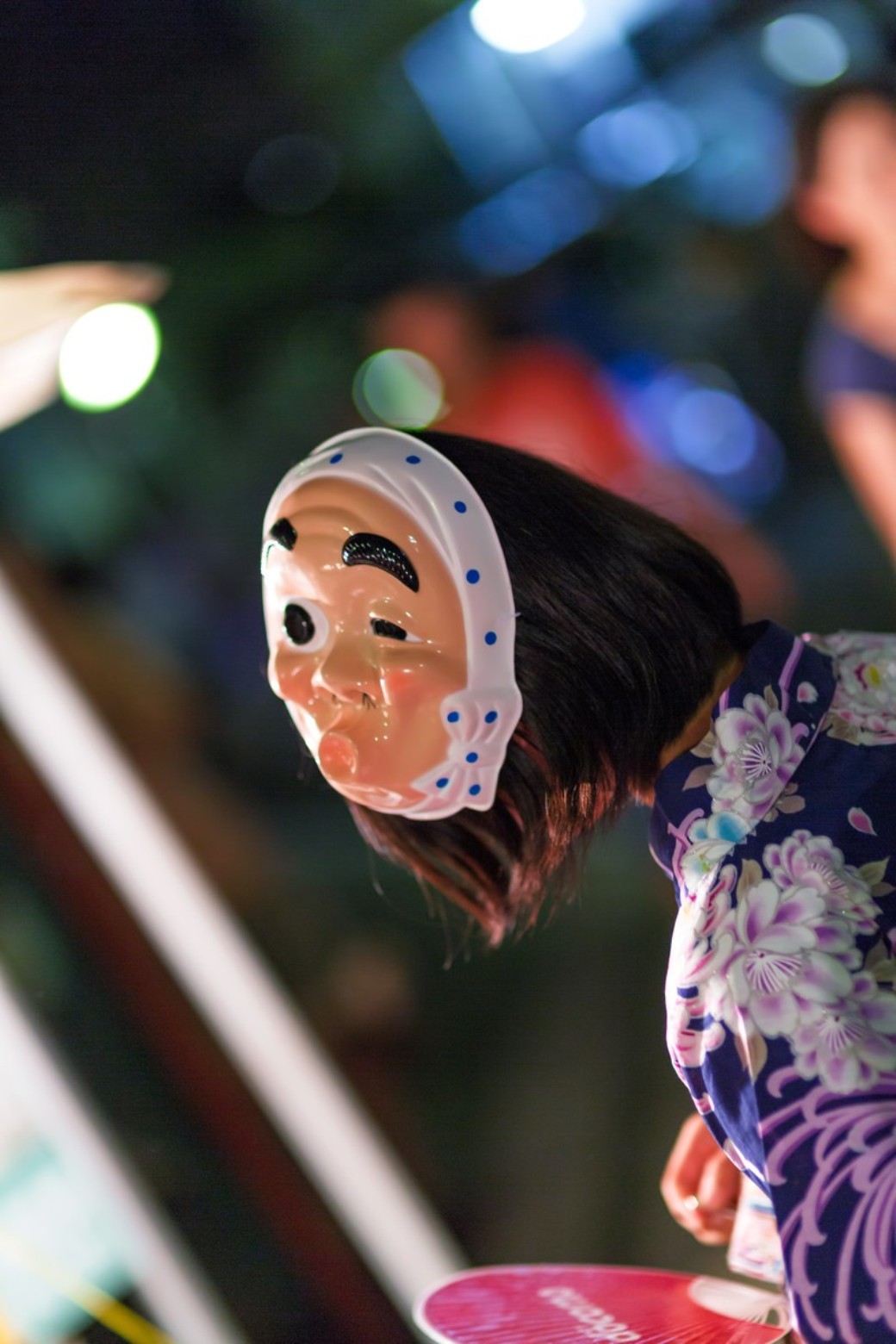Beberapa orang Jepang akan mengenakan topeng festival saat berjalan-jalan di area festival. 