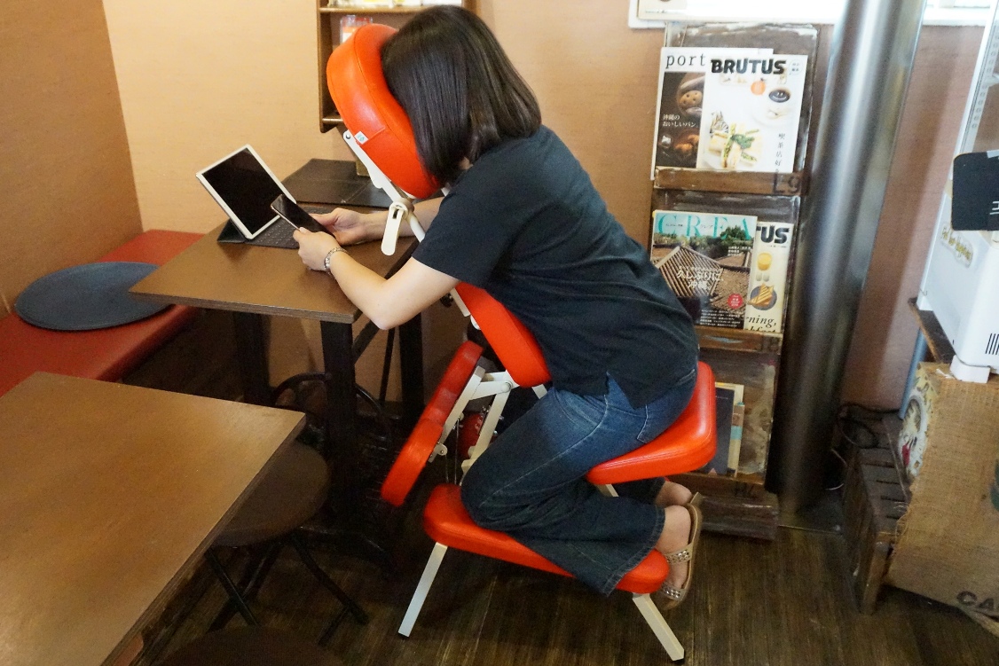 Tidak perlu khawatir merusak postur tubuh kamu ketika duduk di kursi khusus pengguna smartphone