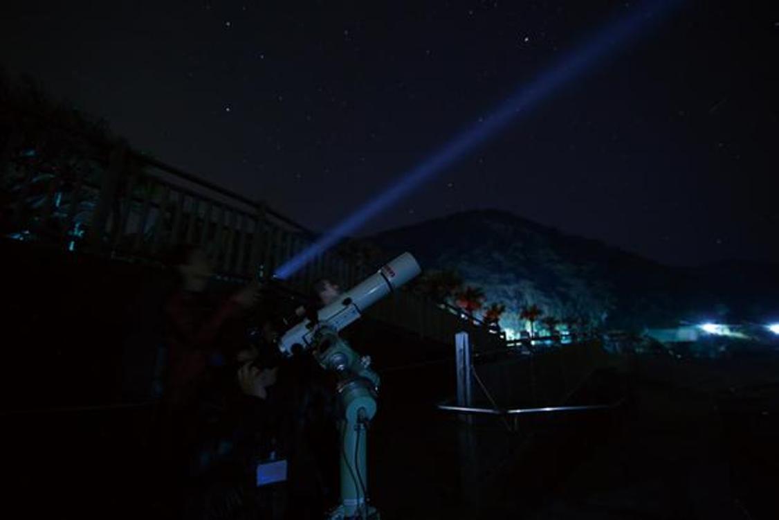 Langit Malam dari Pertunjukkan Selatan dimulai pada pukul 20.00. Kamu bisa pindah ke tempat ini dengan petunjuk langit berbintang lalu rasakan sendiri nikmatinya memandangi bintang-bintang dan juga kegiatan foto udara. 