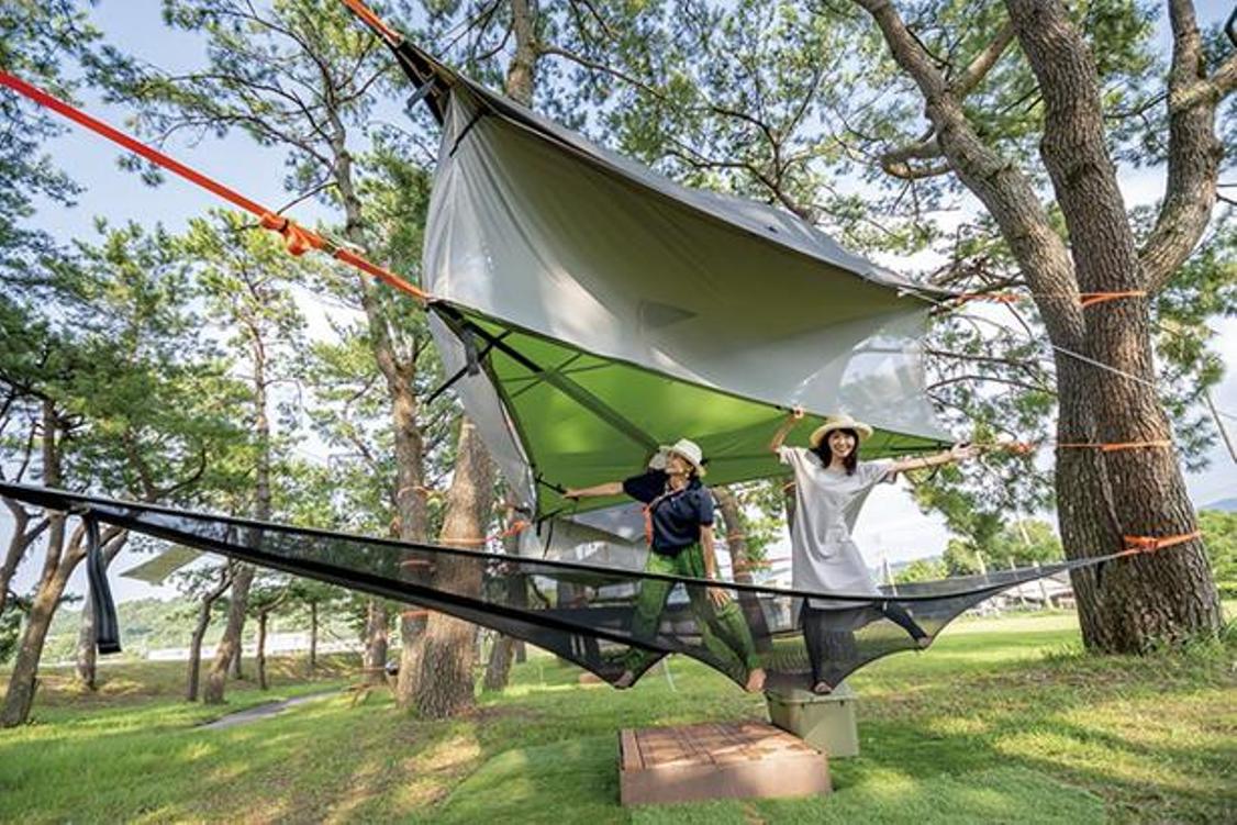 Tenda gantung biasanya bisa dipakai pada musim semi hingga bulan September. Tenda digantung di dua pohon dengan ketinggian tiga meter dari atas tanah. 