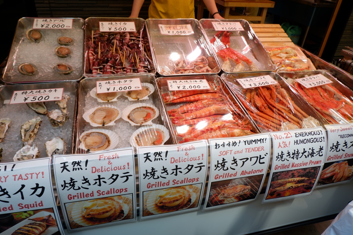 Jajaran produk seafood segar seperti kepiting dan kerang yang ditawarkan salah satu toko