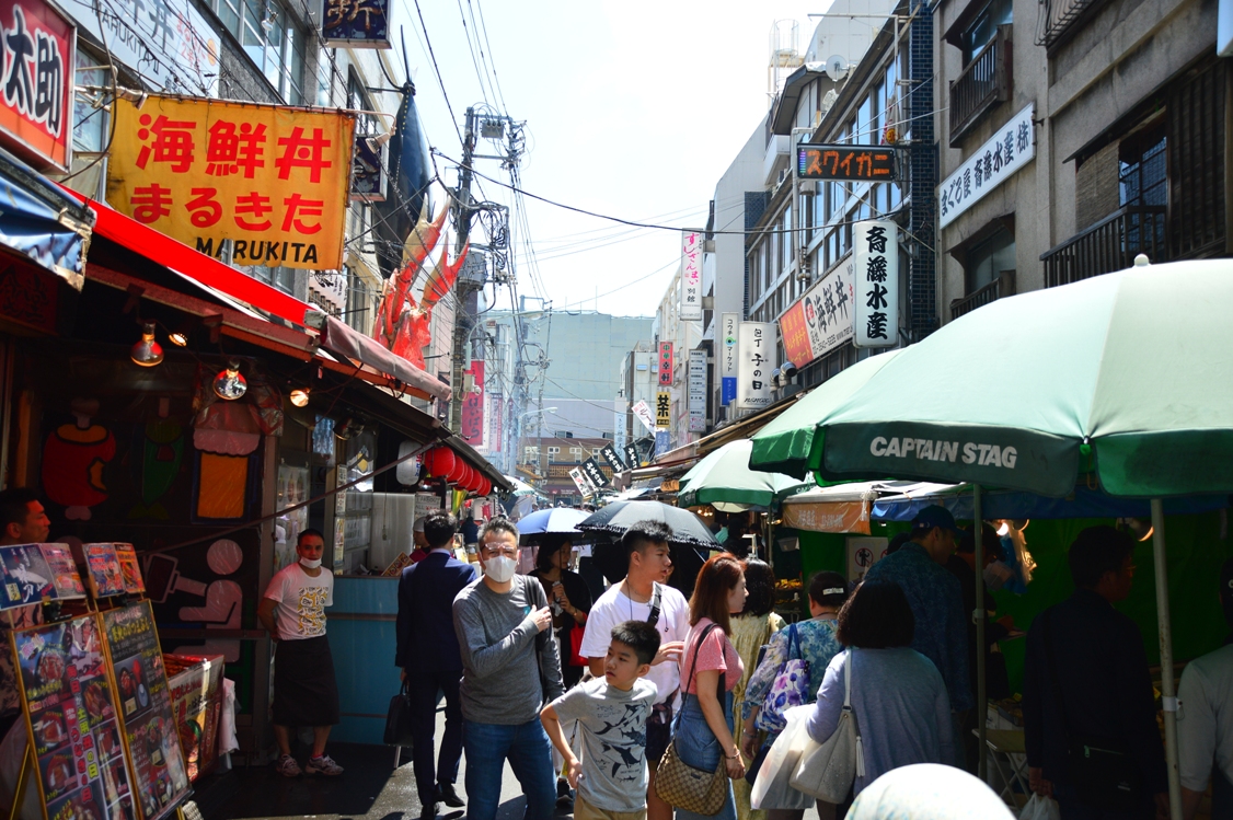 Bagian dalam pertokoan pasar ikan Tsukiji