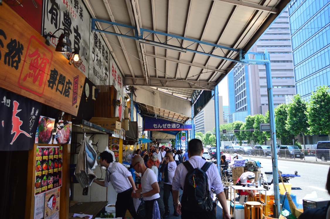 Suasana jalan bagian luar pasar ikan Tsukiji