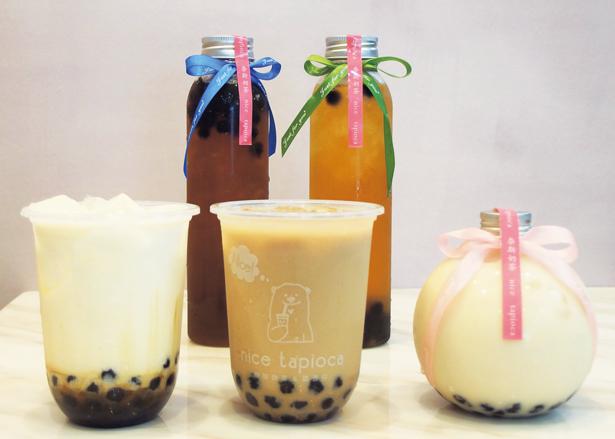 Tapioca Milk Tea (depan, tengah; ¥500) menggunakan bola tapioka. Teh susu kedai ini disajikan dalam botol berbentuk tabung panjang. 