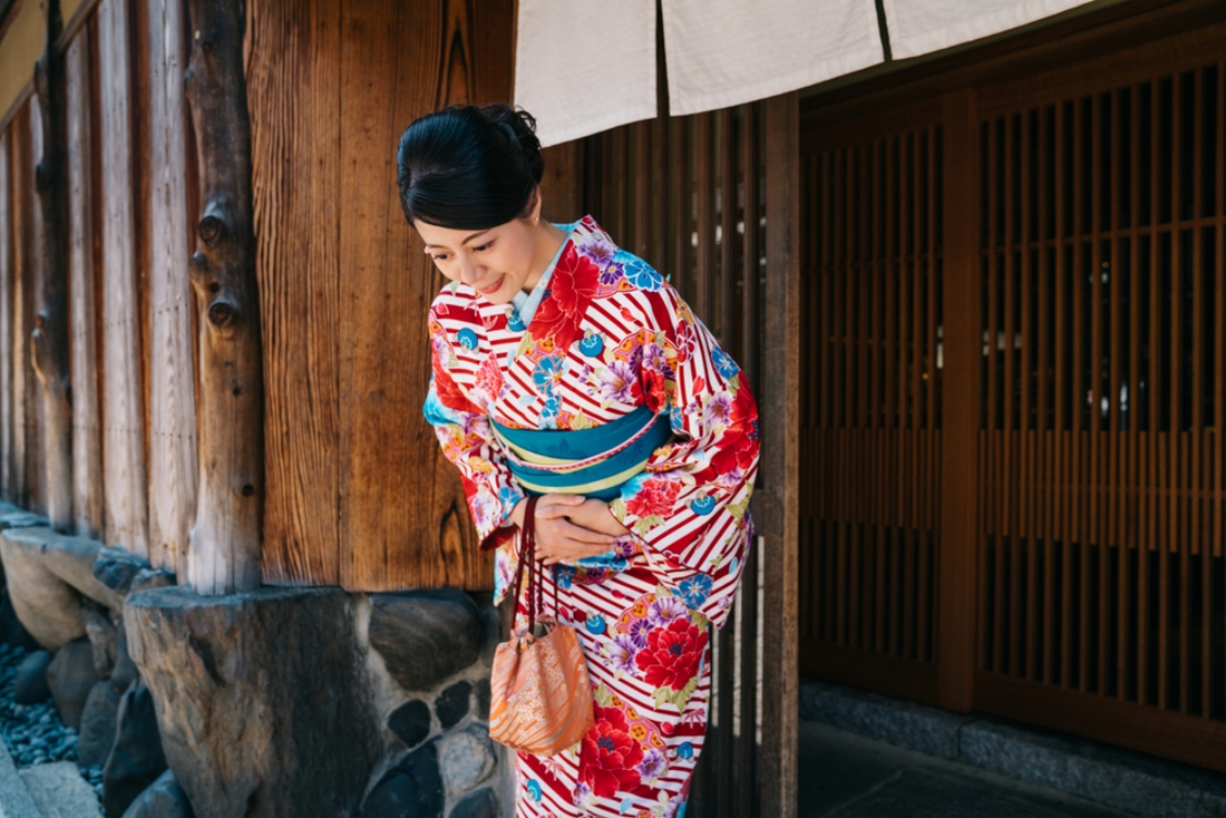 ILUSTRASI - Membungkuk, salah satu tata krama di Jepang
