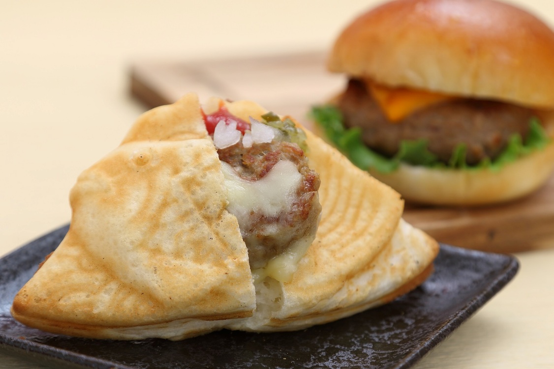 Hidangan Boruto’s Cheese Burger Taiyaki seharga 400 yen.