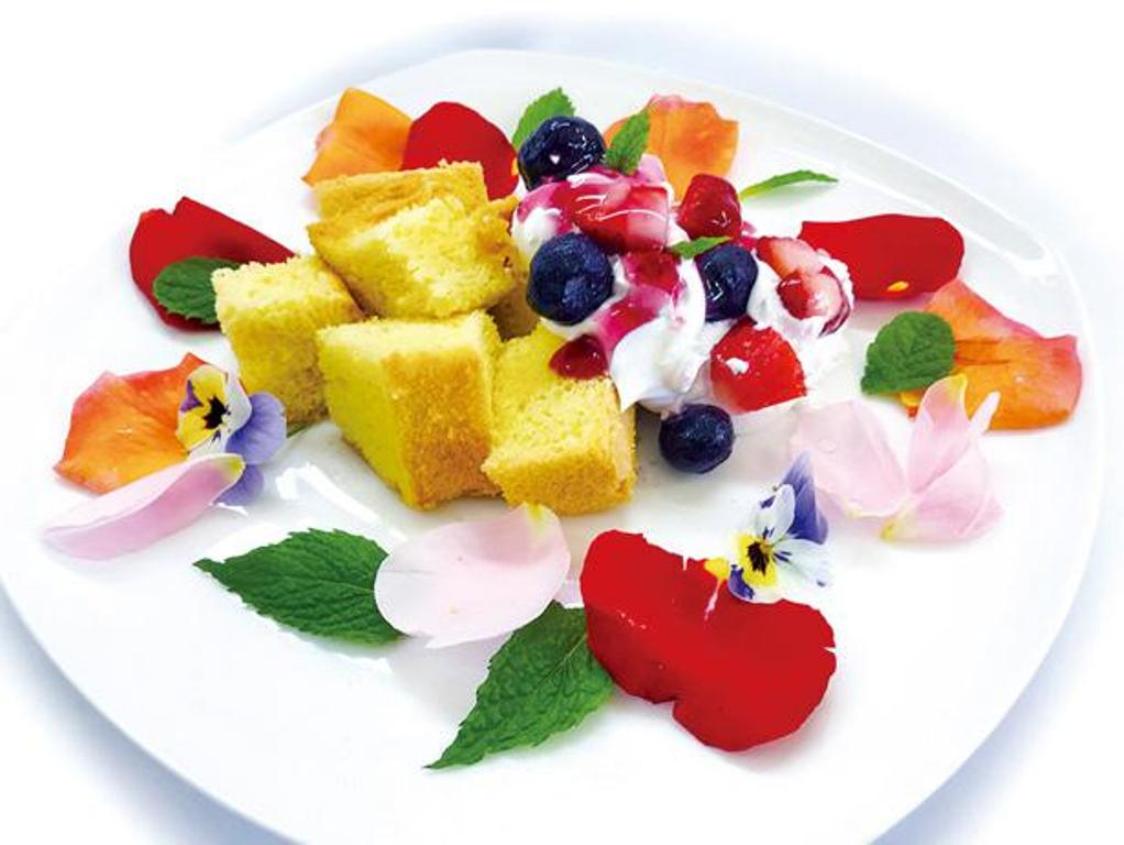 “Kue bunga” atau chiffon cake bertaburkan bunga-bunga yang cerah seharga 900
