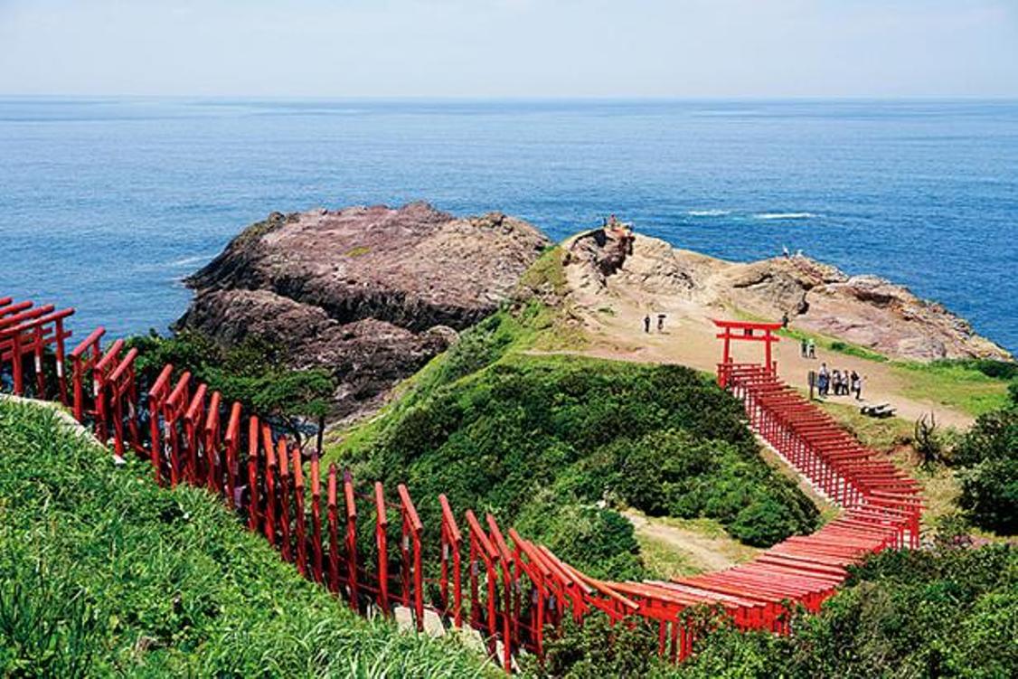 Sebuah karya besar berupa barisan 123 torii dengan panjang mencapai lebih dari 100 meter