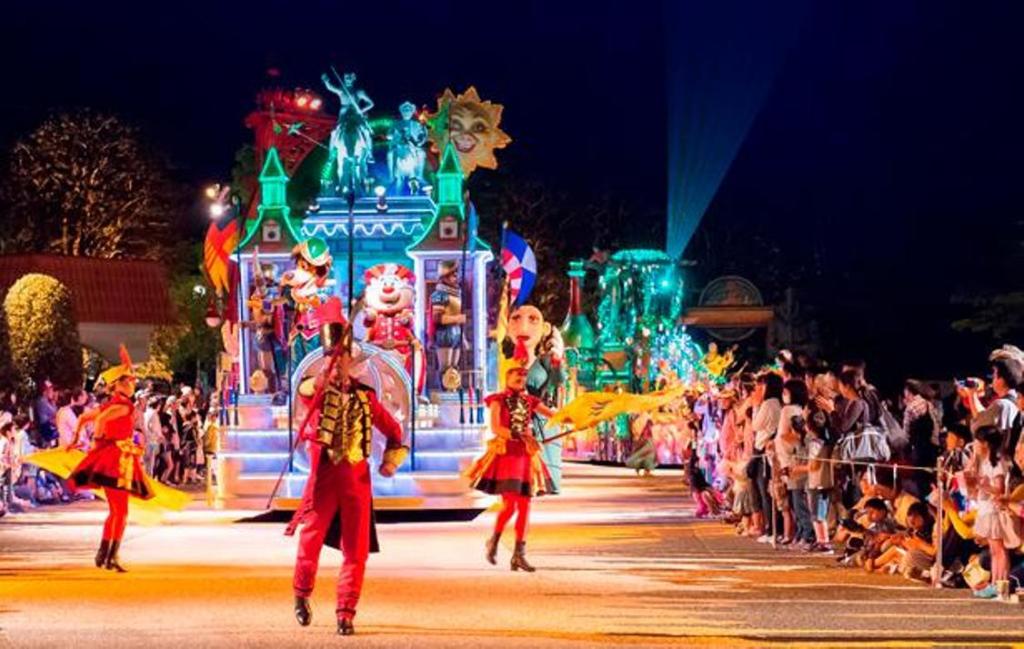 Kita dapat menikmati parade malam “Espana Carnival Adelante” yang berkilauan dengan suasana yang berbeda dengan siang hari 