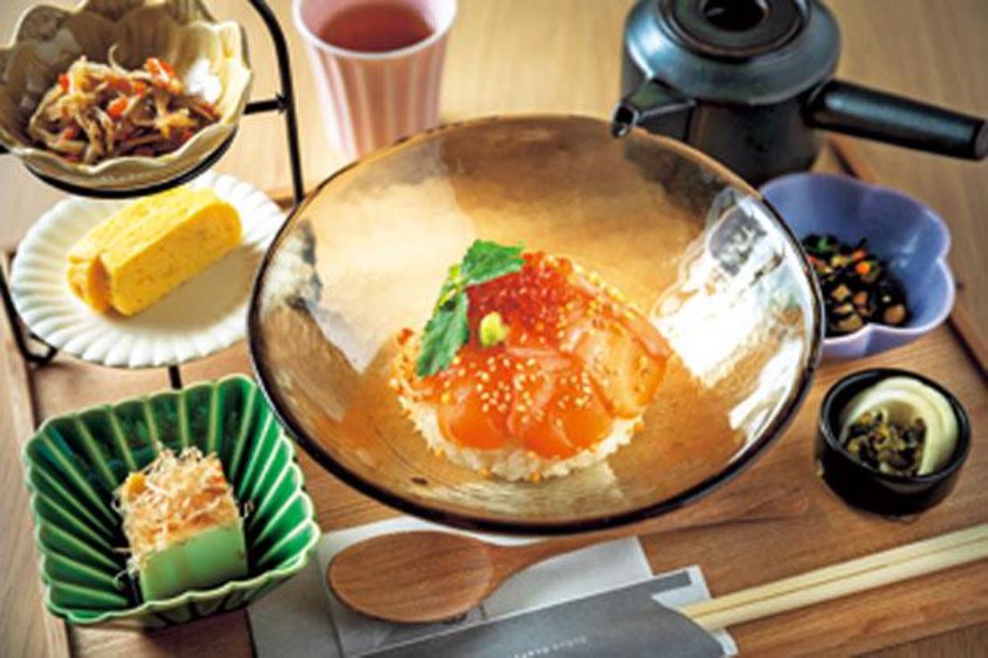 Set menu Nama Salmon To Zeppin Ikura (1.296 yen). Menu makan siang hanya dijual dari pukul 11.00 sampai 15.00.