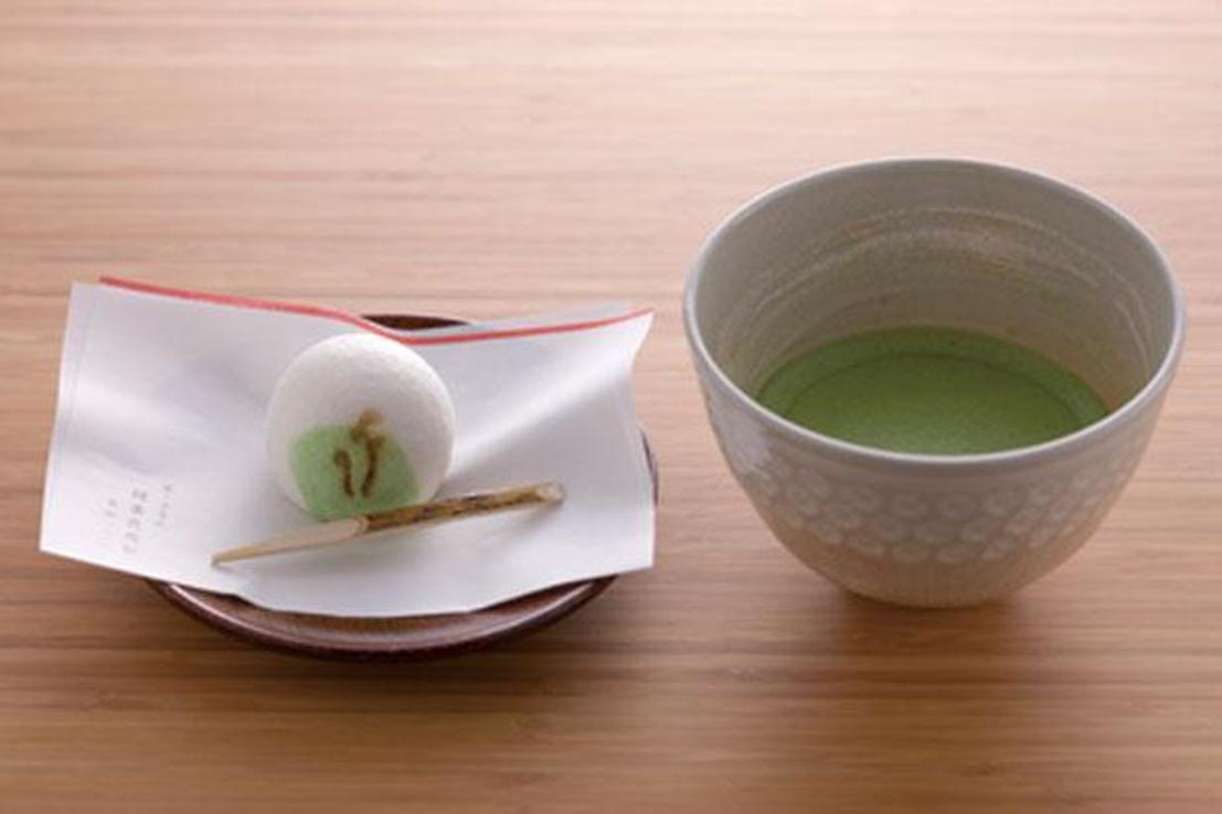 Minuman Matcha yang dihidangkan bersama dengan kudapan musiman (880 yen).