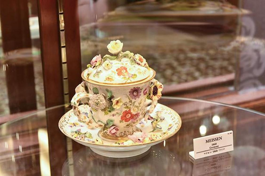 Cangkir cokelat Meissen, Hanazukushi, dibuat tahun 1860, menjadi primadona dari keseluruhan koleksi. Cangkir dan lepek didesain dengan pola bunga dan diperkirakan harganya beberapa juta yen. 