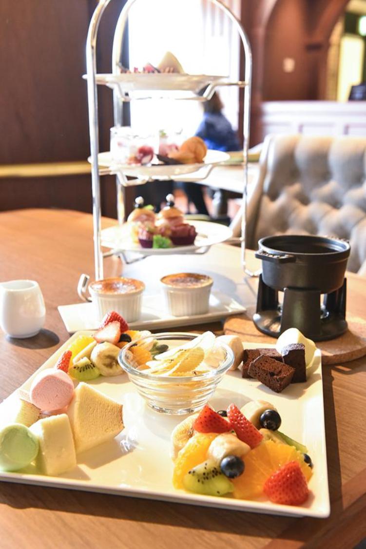 Dari depan, Chocolate Fondue (¥2.700 untuk porsi 2-3 orang). Dalam foto termasuk Afternoon Tea Set (¥3.500), dengan enam jenis manisan dan dua minuman. Di dalam kafe, kamu bisa mencicipi manisan mewah edisi terbatas